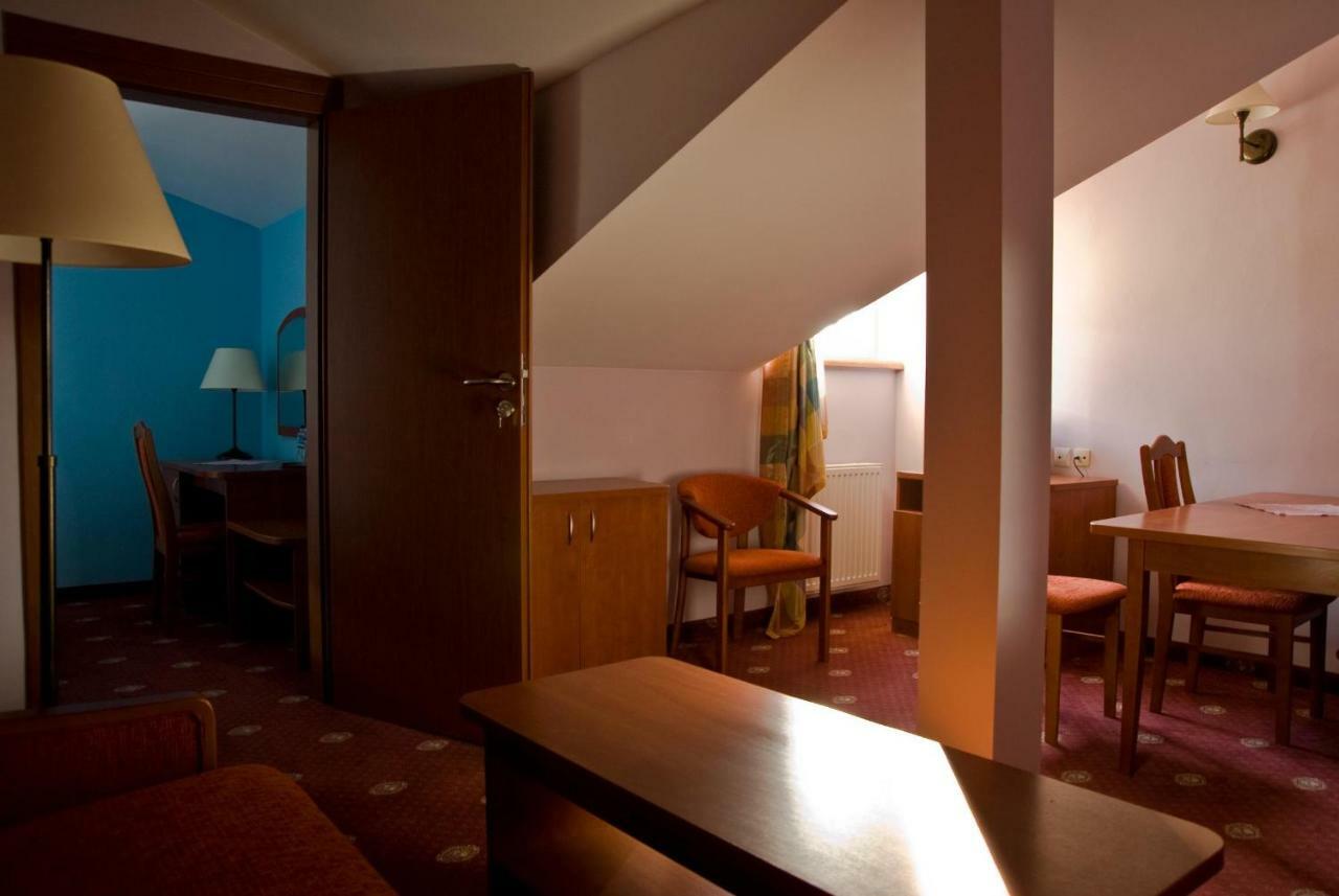 Dwor Dluzniewo Bed & Breakfast Exterior photo